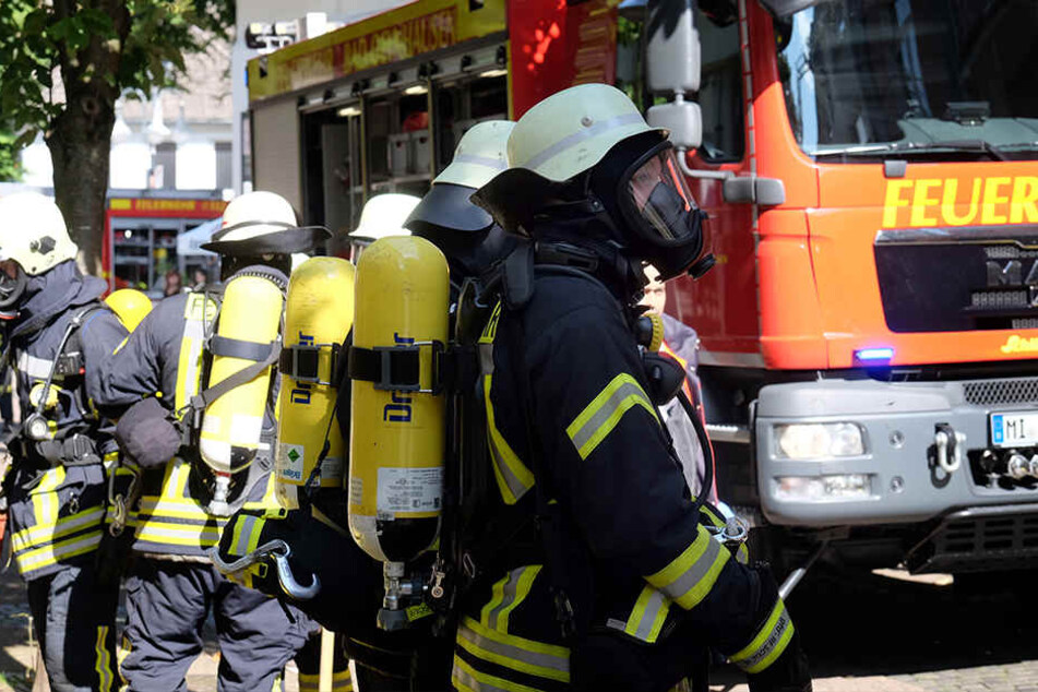 Mit Atemschutzmasken stürmten Feuerwehrmänner in die Wohnung.