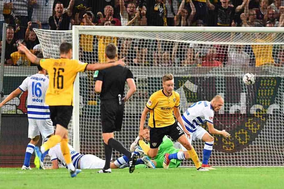 Lucas Röser (2.v.r.) dreht nach seinem entscheidenden Treffer zum 1:0-Sieg im Hinspiel gegen Duisburg jubelnd ab. Es blieb bisher sein einziges Tor in dieser Saison.
