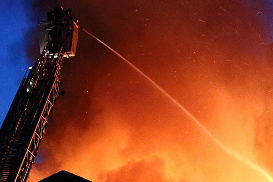 Bislang kann die Polizei nicht ausschließen, dass das Reihenhaus in Hettstedt in Brand gesteckt wurde (Symbolbild).