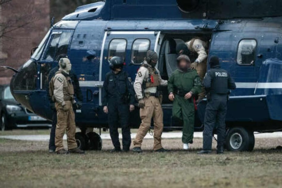 Einer der Terror-Verdächtigen wird aus einem Helikopter geführt.