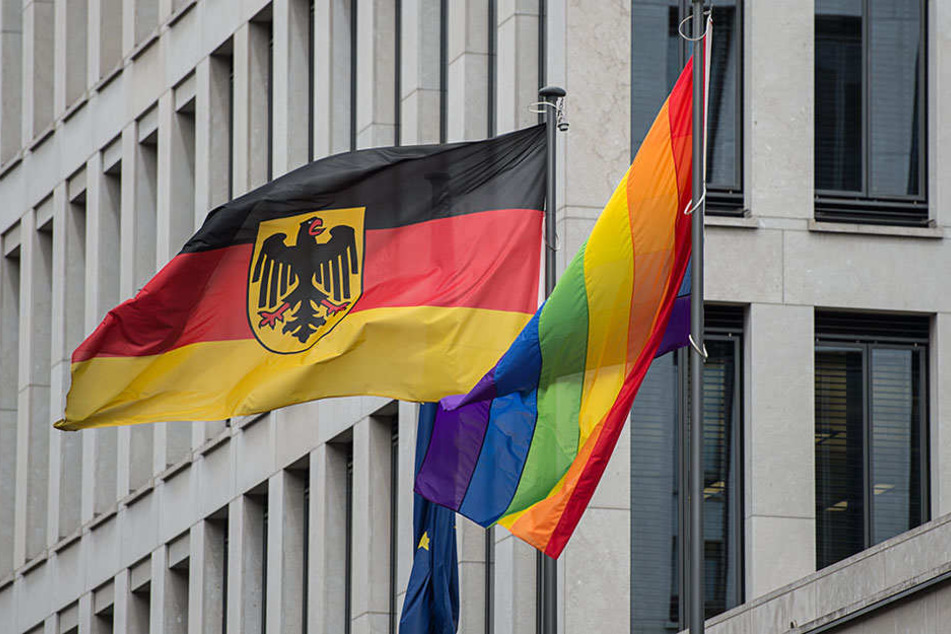 Eine Regenbogenfahne hängt vor dem Familienministerium in Berlin.