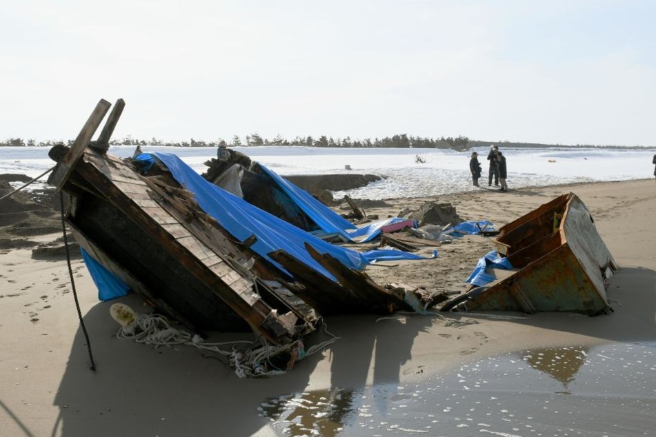 An Japans Westküste ist erneut ein verlassenes Boot mit Toten entdeckt worden, die vermutlich aus Nordkorea stammen.