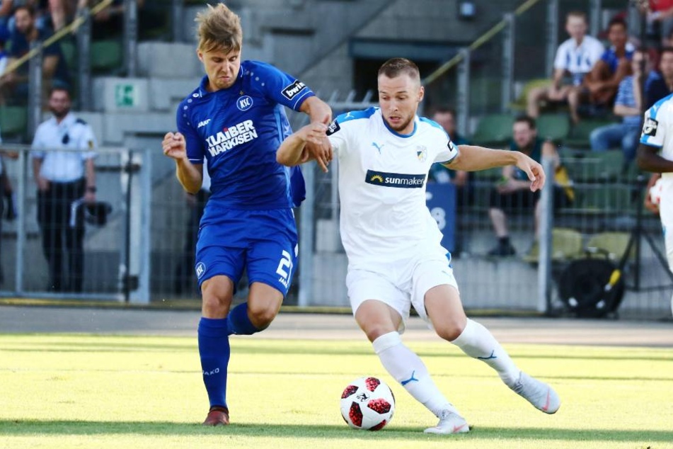 Felix Brügmann (rechts) im Zweikampf mit Marco Thiede (links).