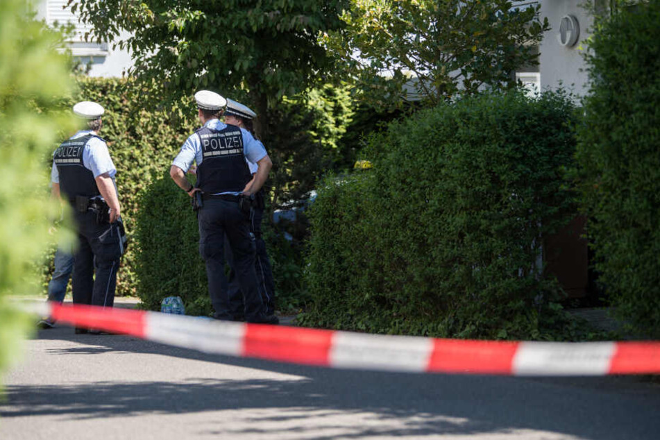 Einsatzkräfte der Polizei stehen vor einem Reihenhaus. Hier hatte die Polizei eine Leiche entdeckt. (Symbolbild)