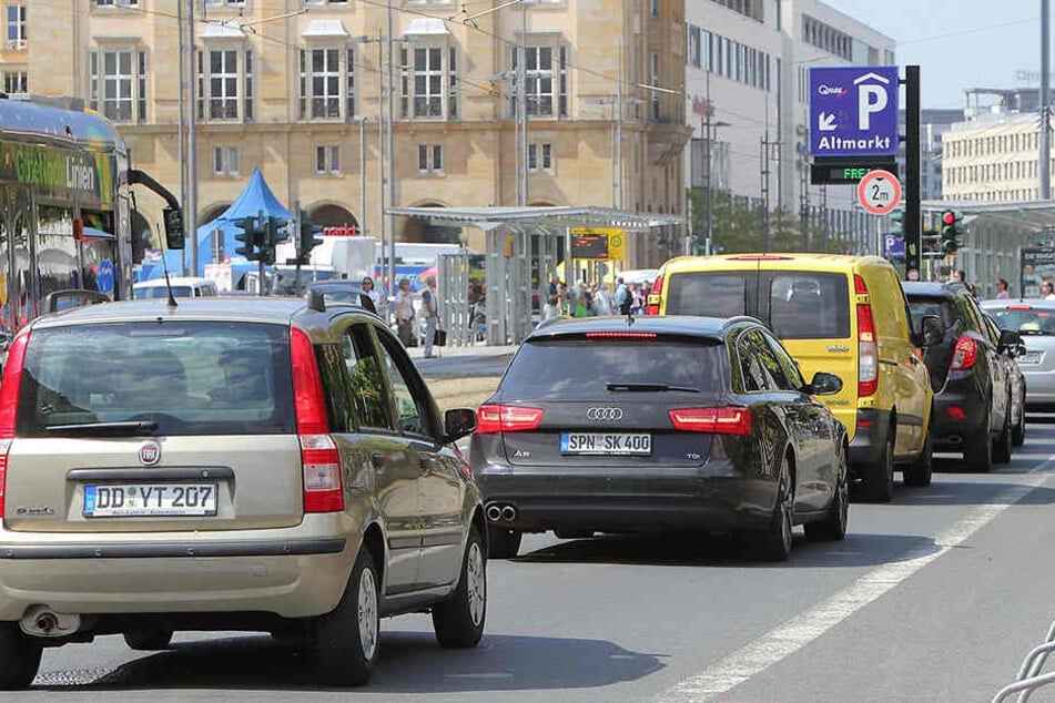 Wer am Stadtfest-Wochenende mit dem Auto in die Innenstadt will, braucht, wie hier an der Wilsdruffer Straße, gute Nerven.