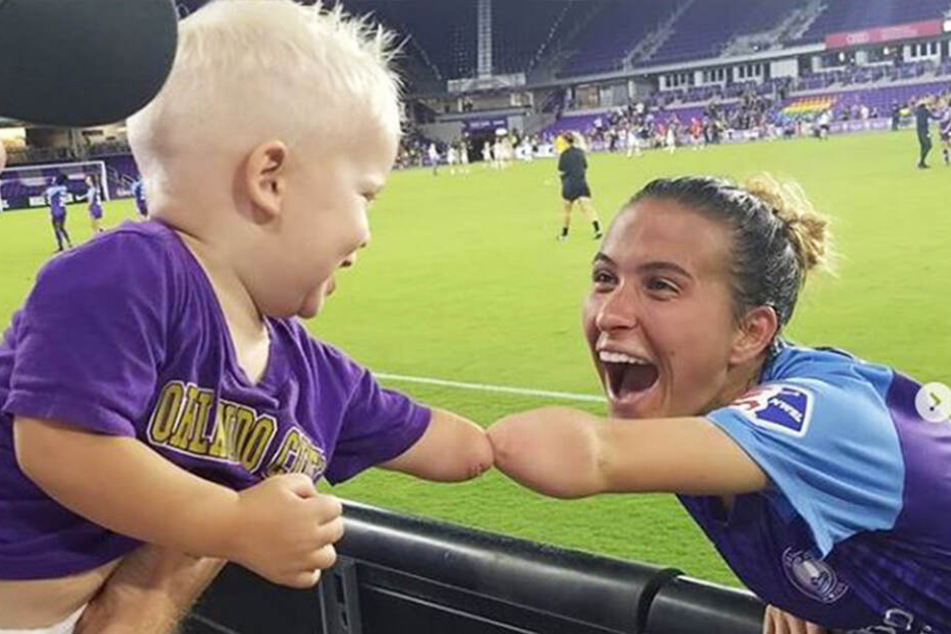 Carson mit ihrem großen Mini-Fan Joseph.