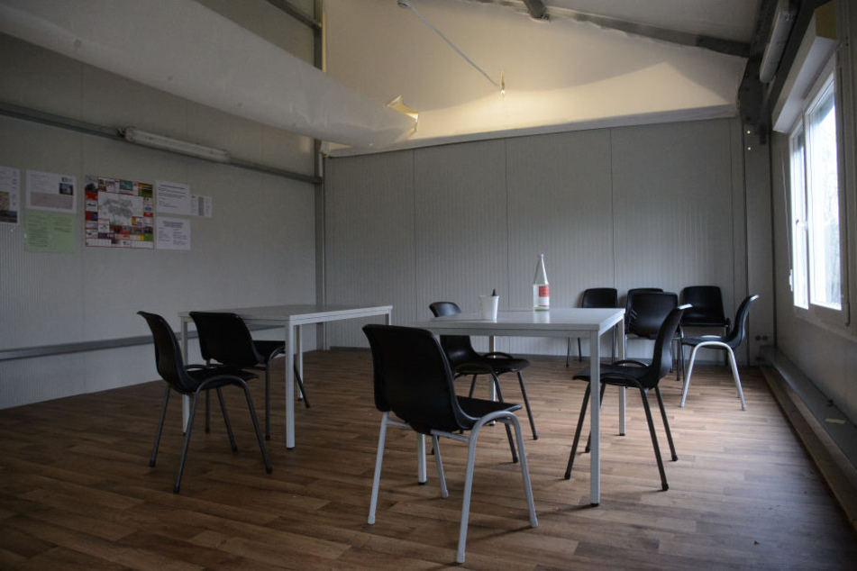 Ein Gemeinschaftsraum einer Leichtbauhalle. Trotz deutlich gesunkener Zahlen neu ankommender Asylbewerber gibt es kaum Wohnraum für die, die langfristig bleiben dürfen.