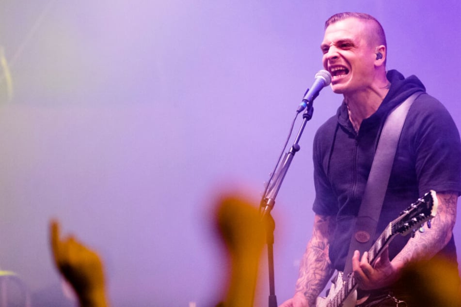 Sänger Philipp Burger will mit seiner Band Frei.Wild doch irgendwie nach Flensburg kommen.