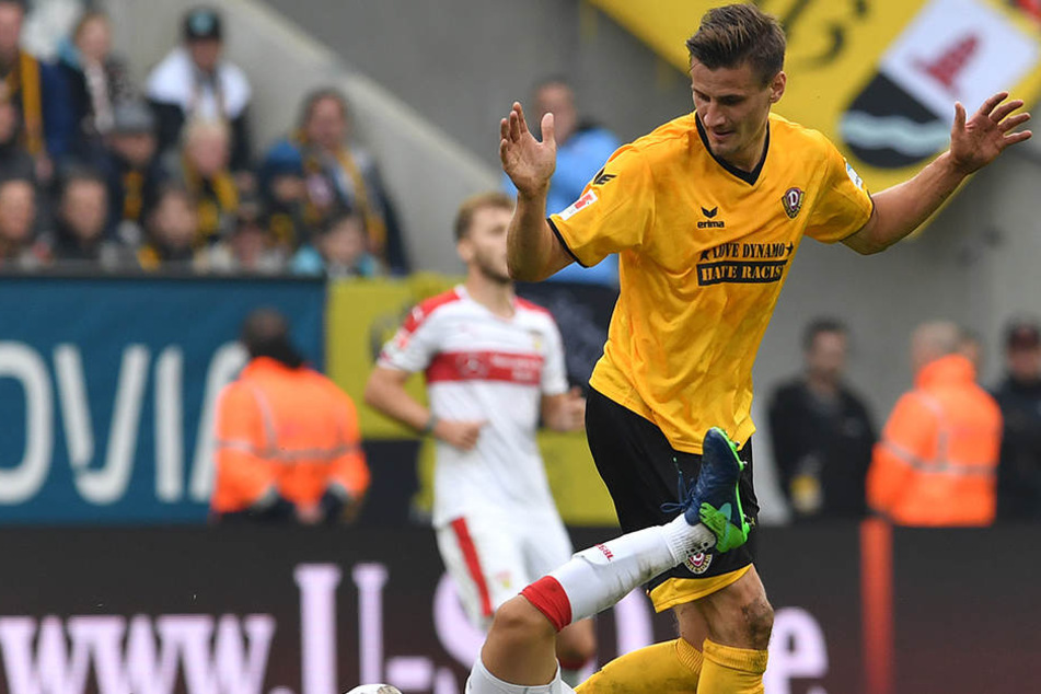 Bild mit Symbolcharakter. Der VFB in Dresden am Boden. Stefan Kutschke behält gegen Hajime Hosgai die Oberhand.