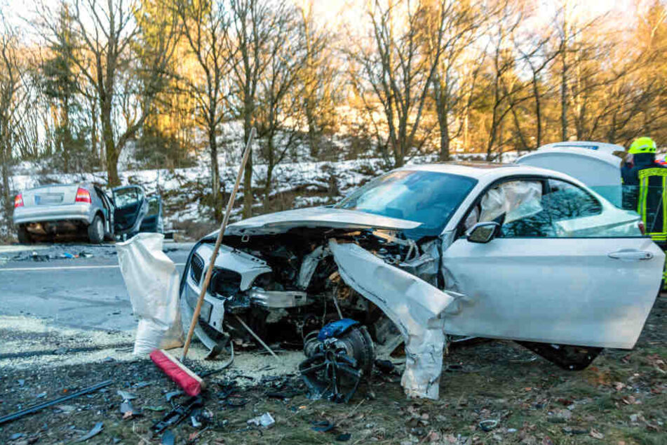 Vorne der schwer beschädigte BMW, hinten der Opel.