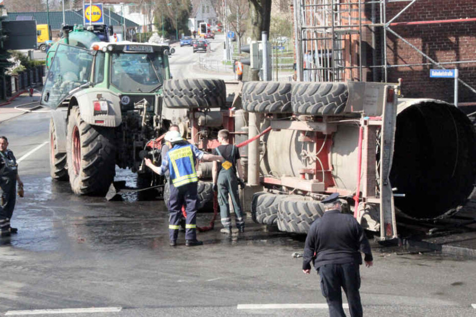Die ausgelaufene Gülle hat die Straße und ein Privatgrundstück sowie einen Keller verschmutzt.