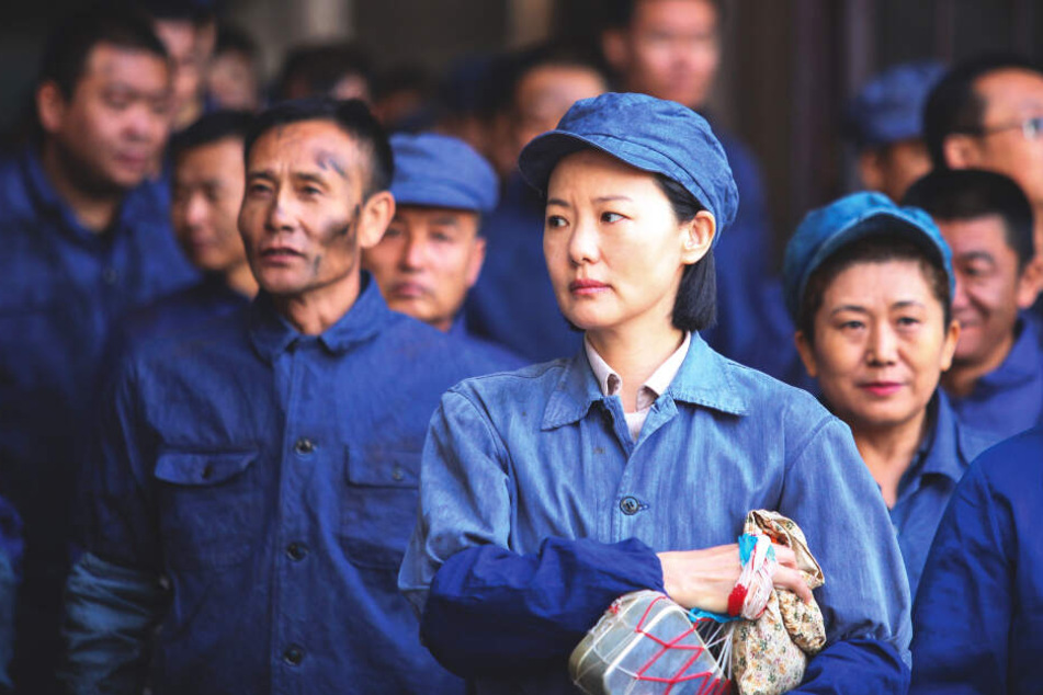 Wang Liyun (vorne, Yong Mei) arbeitet in der Sortierabteilung einer Metallfabrik.