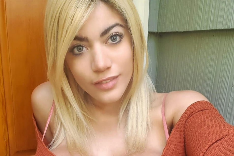 Amber Alena (24) steht auf megagroße Brüste.