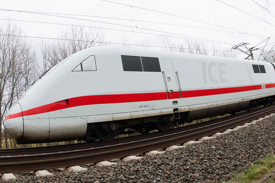 Ein ICE musste in Brandenburg halten, nachdem der Zug über Schottersteine fuhr. (Symbolbild)