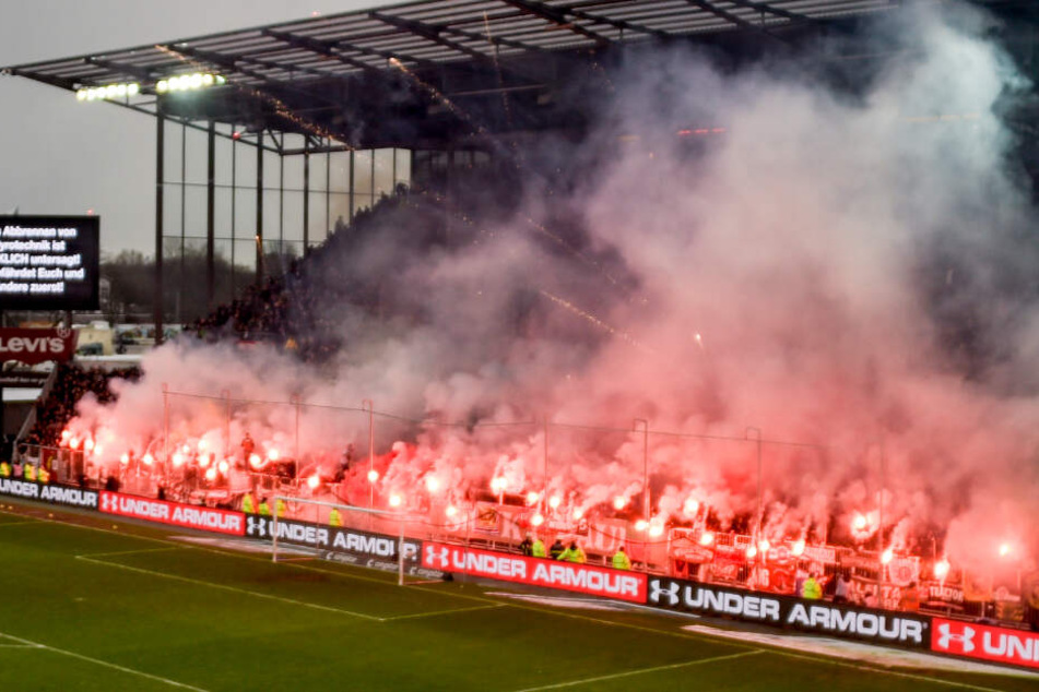 Die Fans des FC St. Pauli zünden Pyro-Technik.