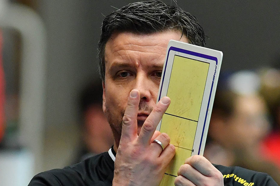 Hoffentlich helfen die geheimen Zeichen ... DSC-Coach Alex Waibl und seine Mädels kennen heute in Stuttgart nur ein Ziel: Einzug ins Play-off-Finale gegen den Schweriner SC.