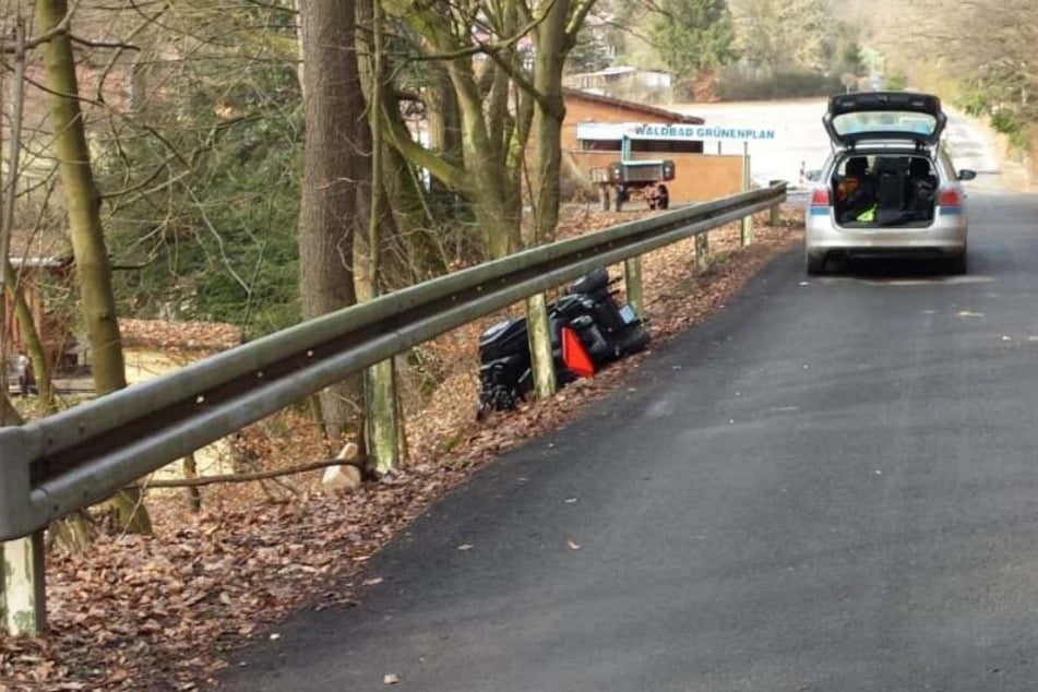 Der 87-Jährige war mit seinem Rollstuhl gegen die Leitplanke geknallt und umgekippt.