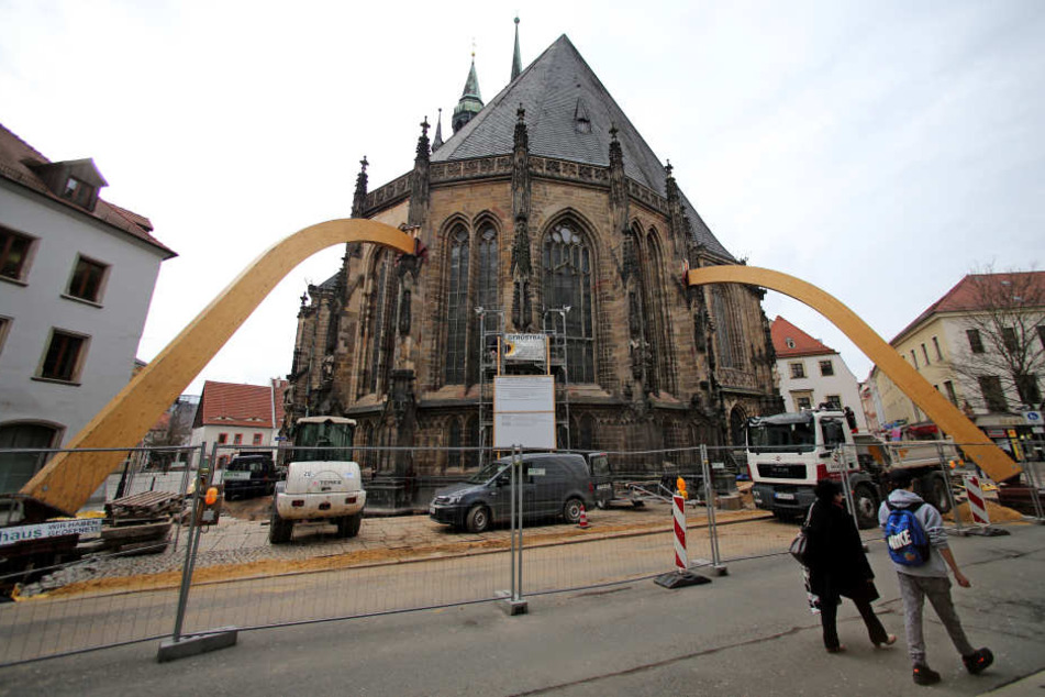 Damit der Dom während der Arbeit an den Fundamenten nicht vornüber kippt, halten am Marienplatz zwei riesige Stützen dagegen.