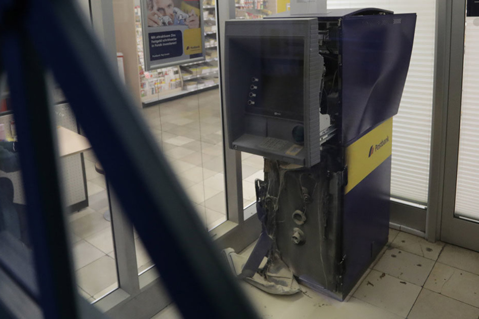 Großer Schaden für Nichts: der gesprengte Geldautomat in Berlin-Friedenau.