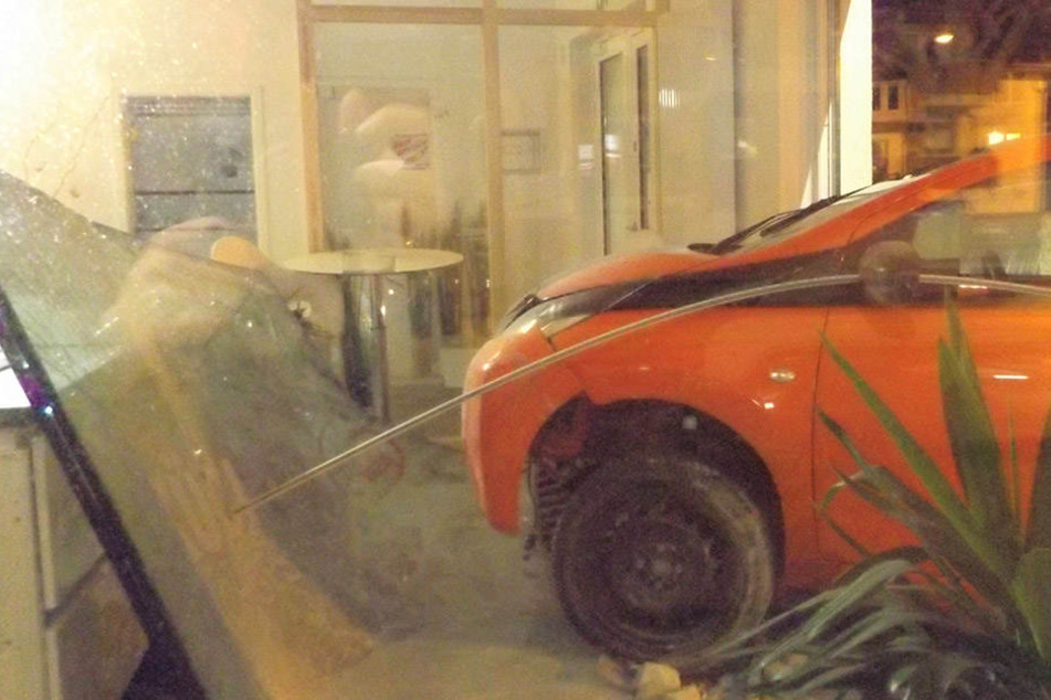 Der Toyota krachte direkt durch das Schaufenster des Küchenstudios.