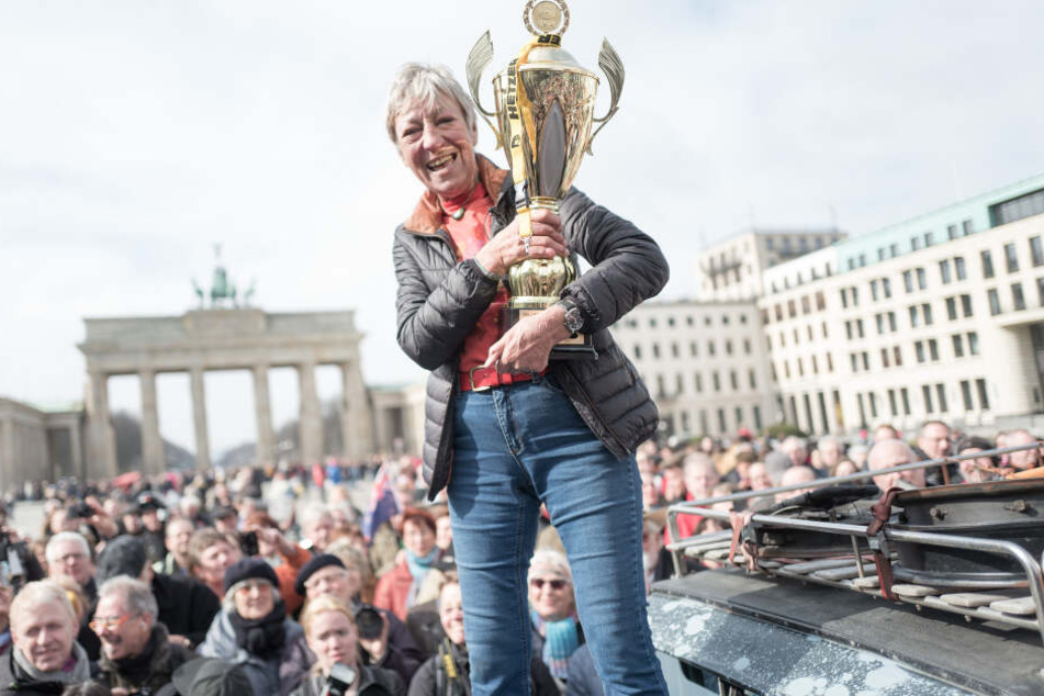 Nach einer Weltreise mit einem Oldtimer ließ sich Heidi Hetzer 2017 von ihren Fans vor dem Brandenburger Tor feiern.