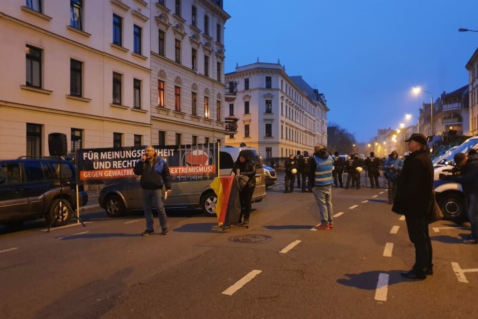 In der Brandstraße war eine Demo mit dem Titel "Abschaltung von 'Indymedia.org' jetzt! im Gange. 