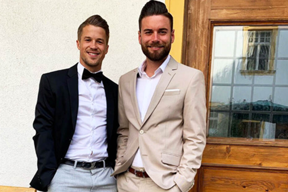 Schmucke Kerle: Patrick Möschl (l.) und Niklas Kreuzer bei der Hochzeitsfeier von Patrick Wiegers.