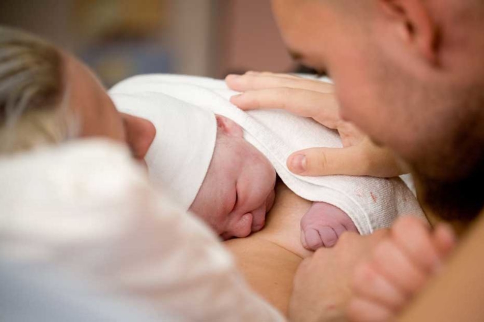 Die junge Frau brachte ihr Baby überraschend auf einem Festival zur Welt.