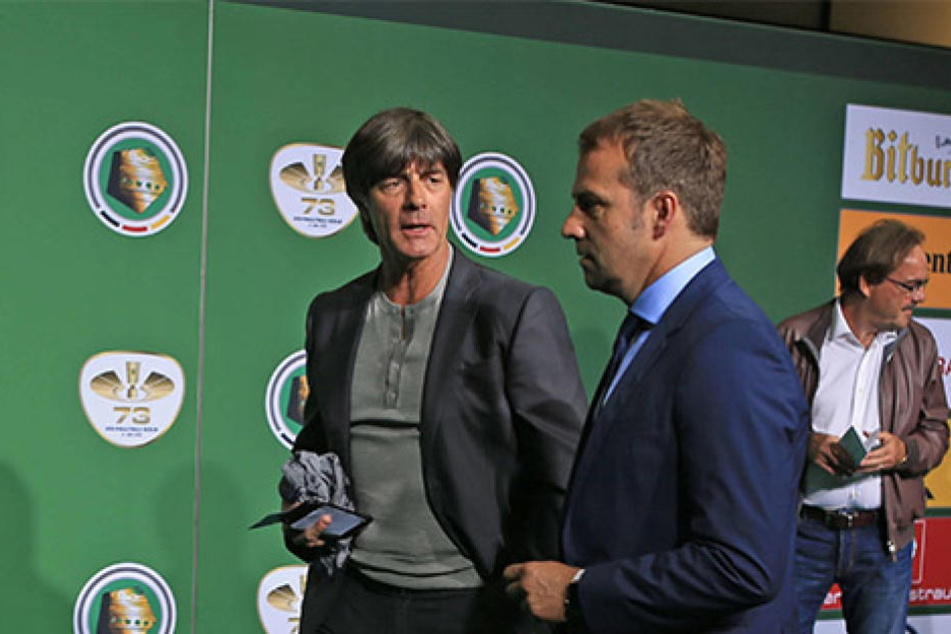 Hansi Flick im Gespräch mit Bundestrainer Joachim Löw.