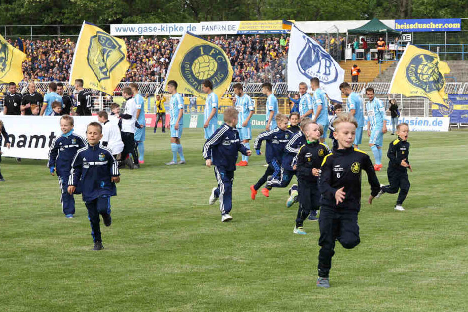 Einlaufkinder beim Sachsen-Pokal-Finale zwischen Lok Leipzig und dem Chemnitzer FC: Der Probstheidaer Nachwuchs darf in Gladbach mit den Profis aufs Feld laufen.