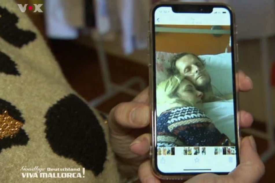 Daniela Büchner zeigt das Foto von ihr und ihrem Jens im Krankenbett.