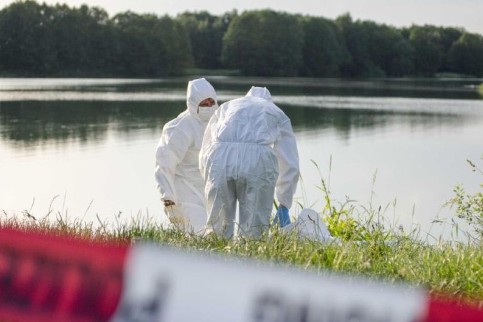 Die Retter fanden die leblosen Männer im Wasser. Kurze Zeit später sind sie tot. (Symbolbild)