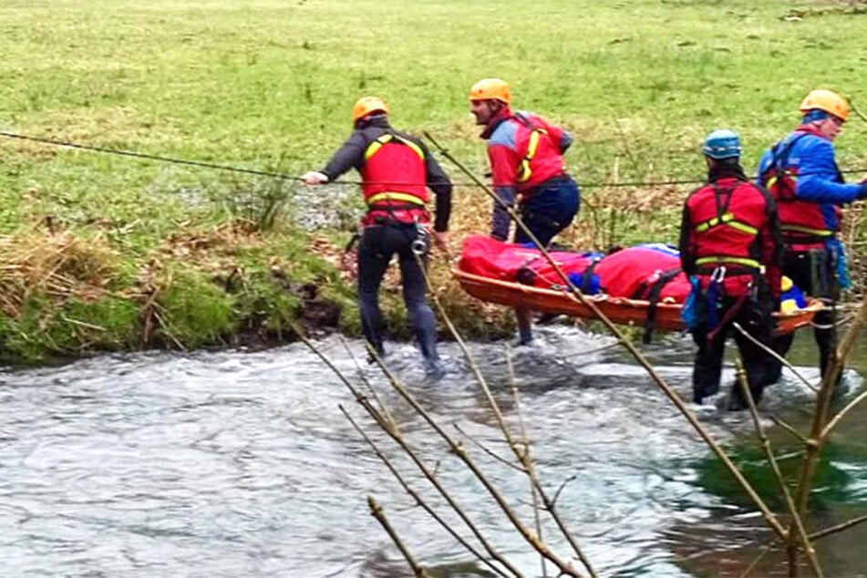 Ein Wanderer verletzte sich bei einem Ausflug über den Flößersteig. Rettungskräfte transportieren ihn hier über ein Gewässer.