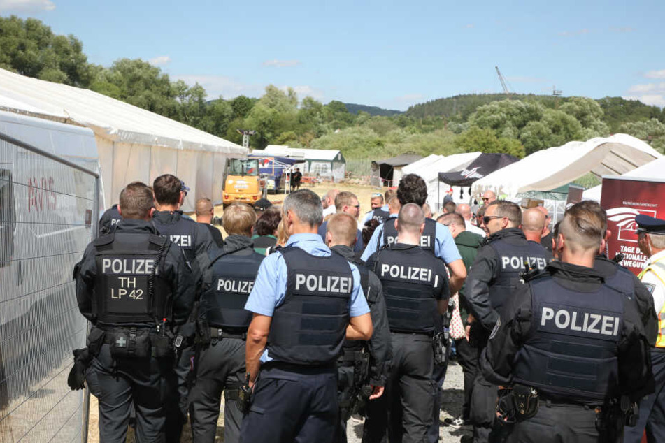 Die Polizei ist mit einem Großaufgebot beim Rechtsrock-Konzert vor Ort.
