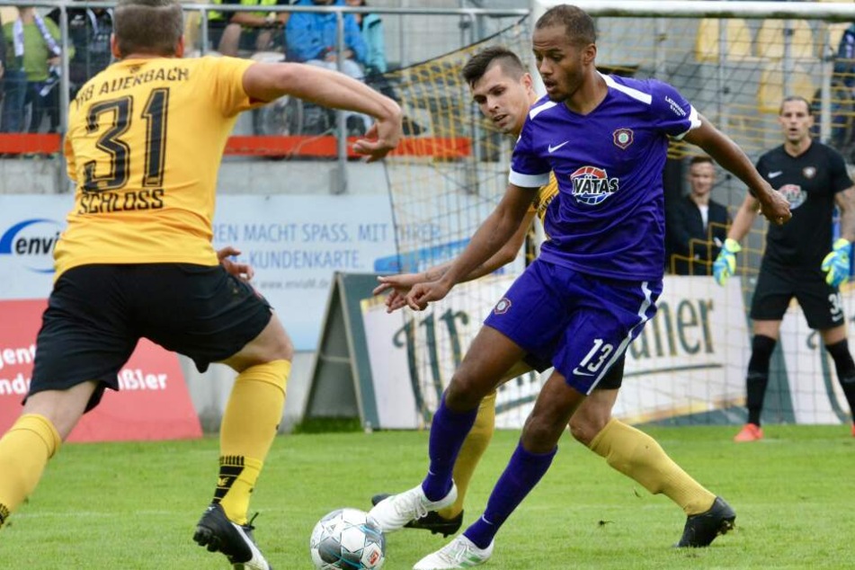 Louis Samson behauptet (r.) den Ball gegen die Auerbacher Marcel Schlosser (l.) und Thomas Stock. Der Test im Vogtland war sein erstes Spiel seit seinem Fußbruch.
