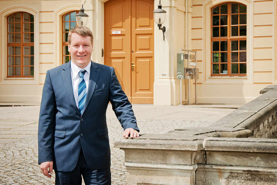 Ein Bild aus frohen Tagen: Großenhains OB Sven Mißbach (40) besucht oft das Palais von Zabeltitz. Dort haben die Vandalen jetzt durch den Türschlitz ins Barockgebäude gepinkelt.