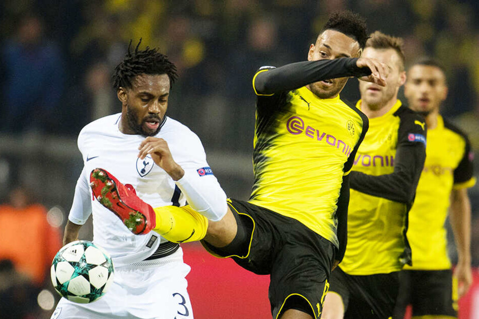 Danny Rose (l.) ist bei den Tottenham Hotspurs Stammspieler und Leistungsträger. Hier duelliert er sich in der Champions League mit dem damaligen BVB-Stürmer Pierre-Emerick Aubameyang.