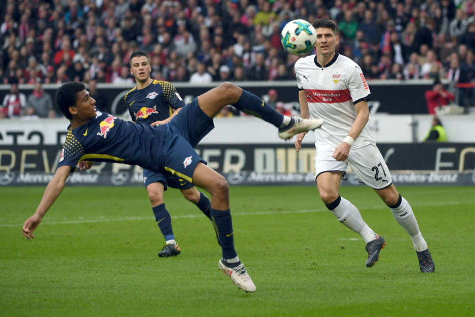 Leipzigs Bernardo (l) im Zweikampf mit Stuttgarts Mario Gomez.