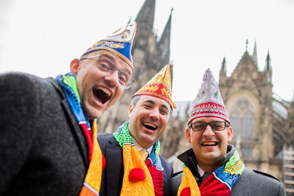 Das Kölner Dreigestirn: Jungfrau Catharina (l-r, Michael Everwand), Prinz Marc I. (Marc Michelske) und Bauer (Markus Meyer) stehen vor dem Dom vor dem Auftakt der Karnevalssession.