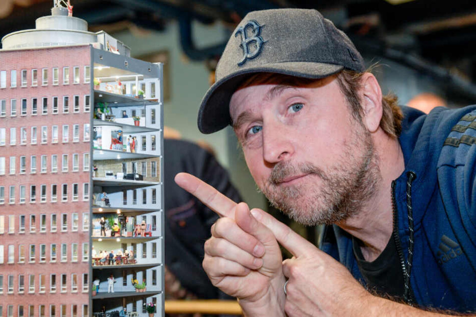 Schauspieler Bjarne Mädel zeigt im Hamburger Miniaturwunderland auf seine Figur.