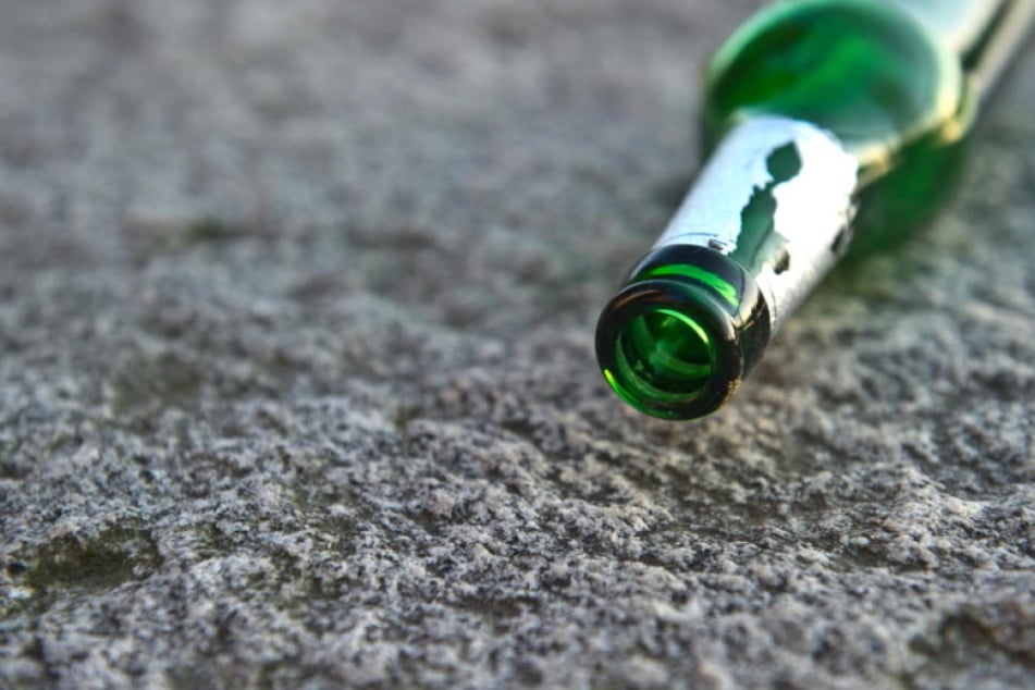 Ein 27-Jähriger wurde durch eine Glasflasche am Kopf verletzt.