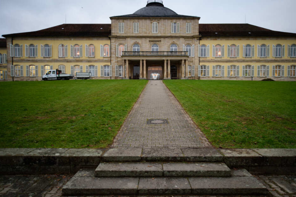 An der Universität Hohenheim gibt es eine Forschungsstelle Glücksspiel, die sich mit dem Thema auseinandersetzt.