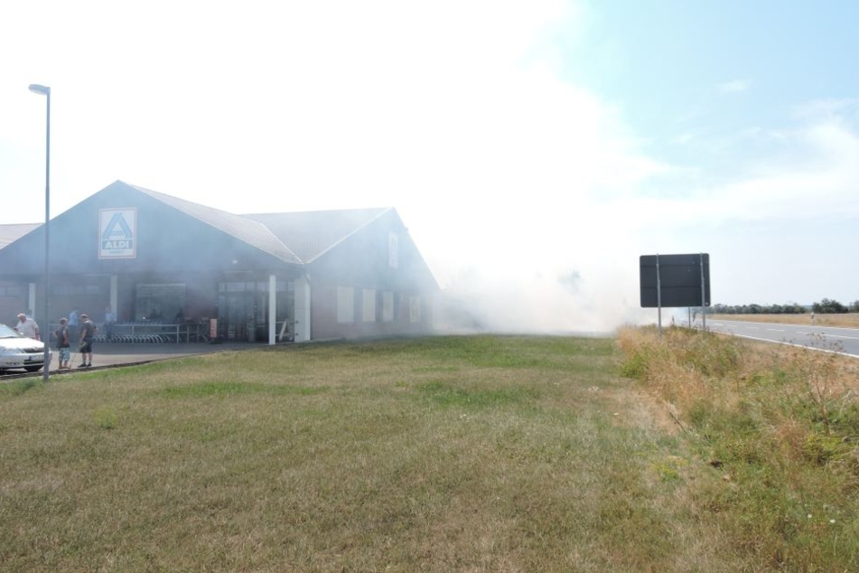 Durch den Brand wurde eine Aldi-Filiale bedroht.