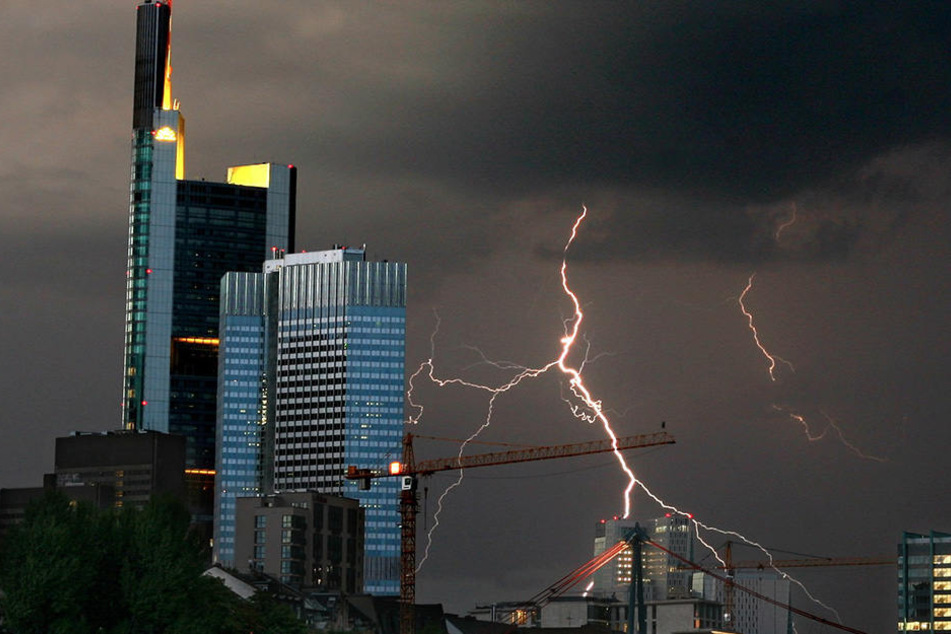 Der Deutsche Wetterdienst sagt Gewitter und Sturm für Hessen voraus. (Symbolbild)