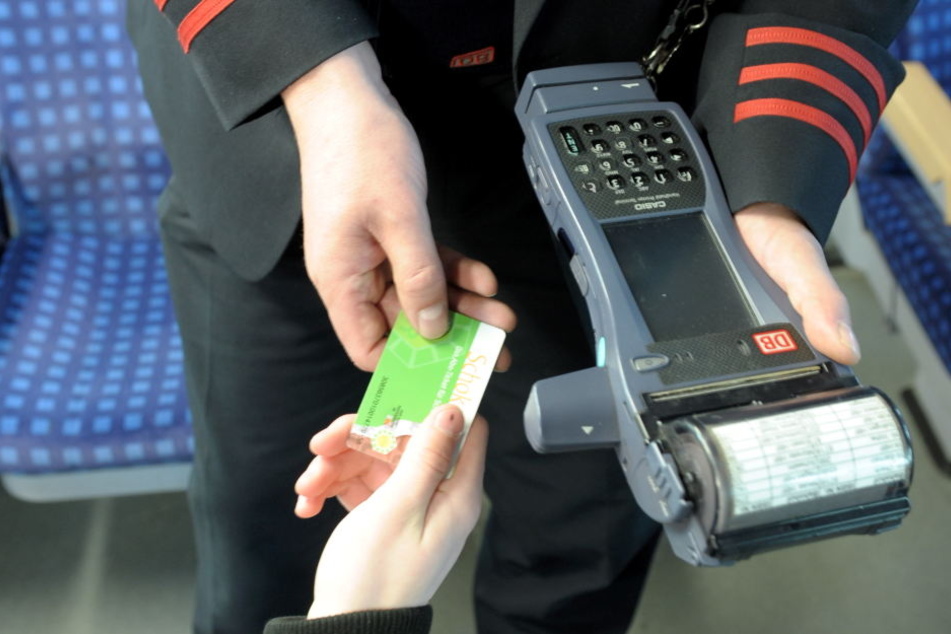 Der Mann hatte kein Ticket parat, dafür eine Bahnuniform am Körper.