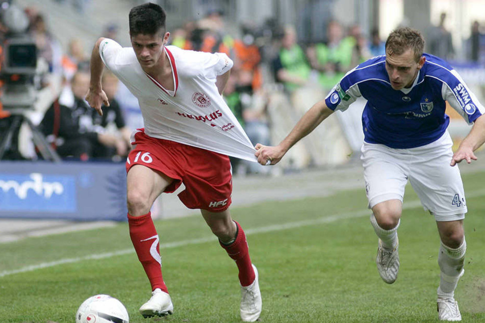 17. April 2011 - Regionalliga: Der damalige Hallenser Dennis Mast (l.) im Duell mit dem Magdeburger Daniel Halke.