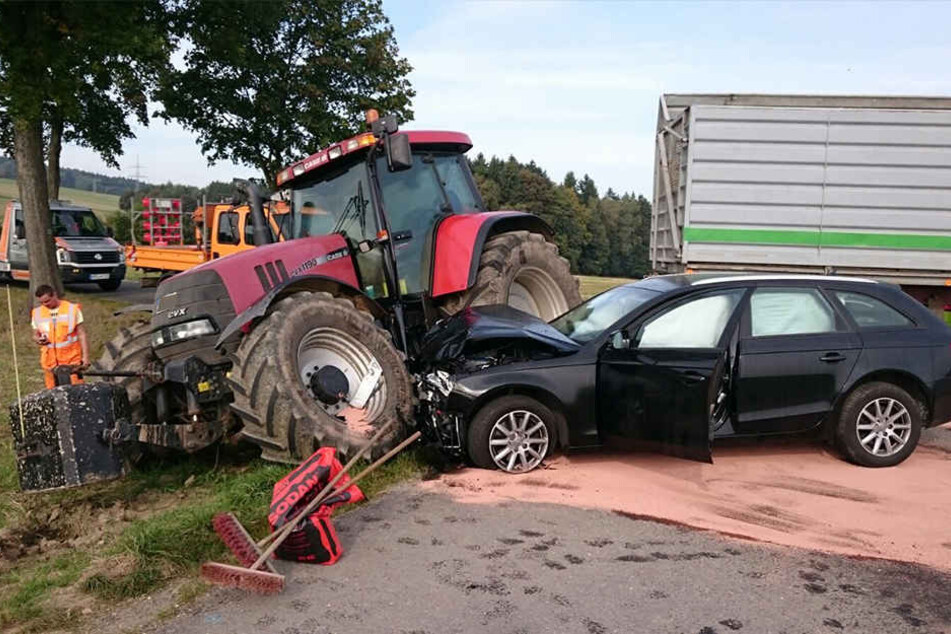 Der Audi-Fahrer krachte vermutlich nach einem Überholmanöver in den Traktor.