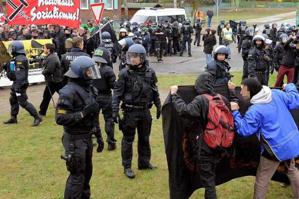 Meist kommen auch 2017 nur wenige Teilnehmer zu rechtsextremen Aufmärschen wie diesem (hinten links) (Archivbild).