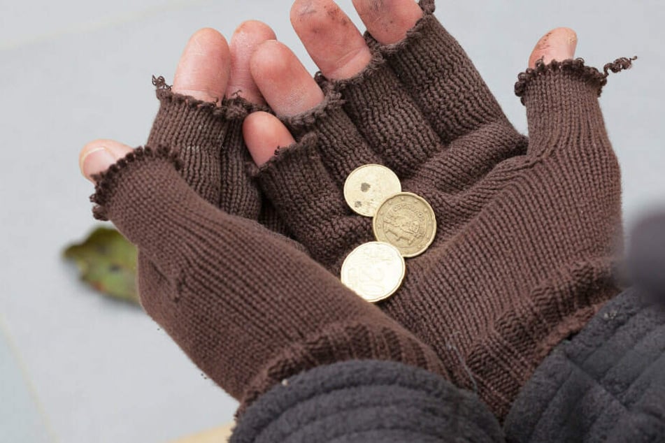 Die Bettlerin hatte kurz vor dem Überfall noch um Almosen gebeten. (Symbolbild)