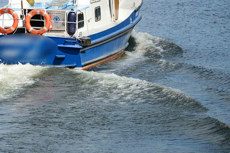 Passanten entdeckten die beiden im Wasser treibenden Frauen und leisteten Erste Hilfe.